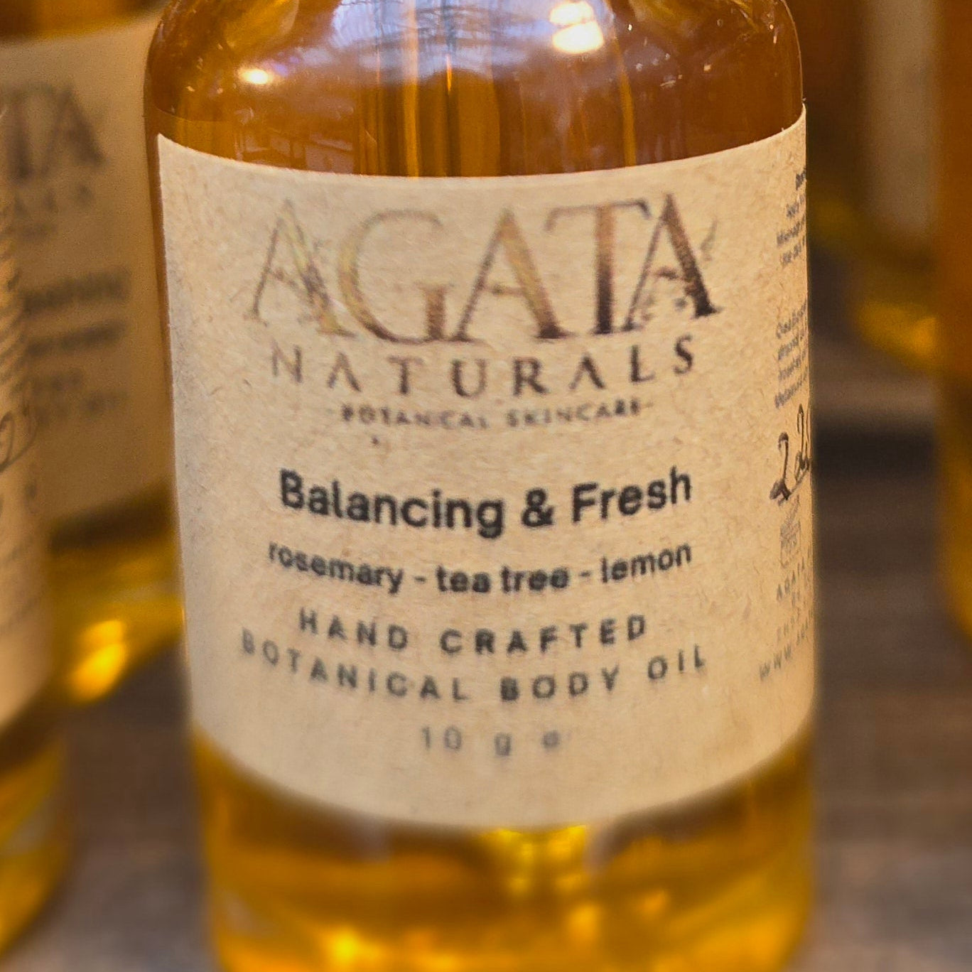 “Balancing body oil with tea tree, lemon, and rosemary infusion”
“Lightweight herbal body oil for oily and combination skin”